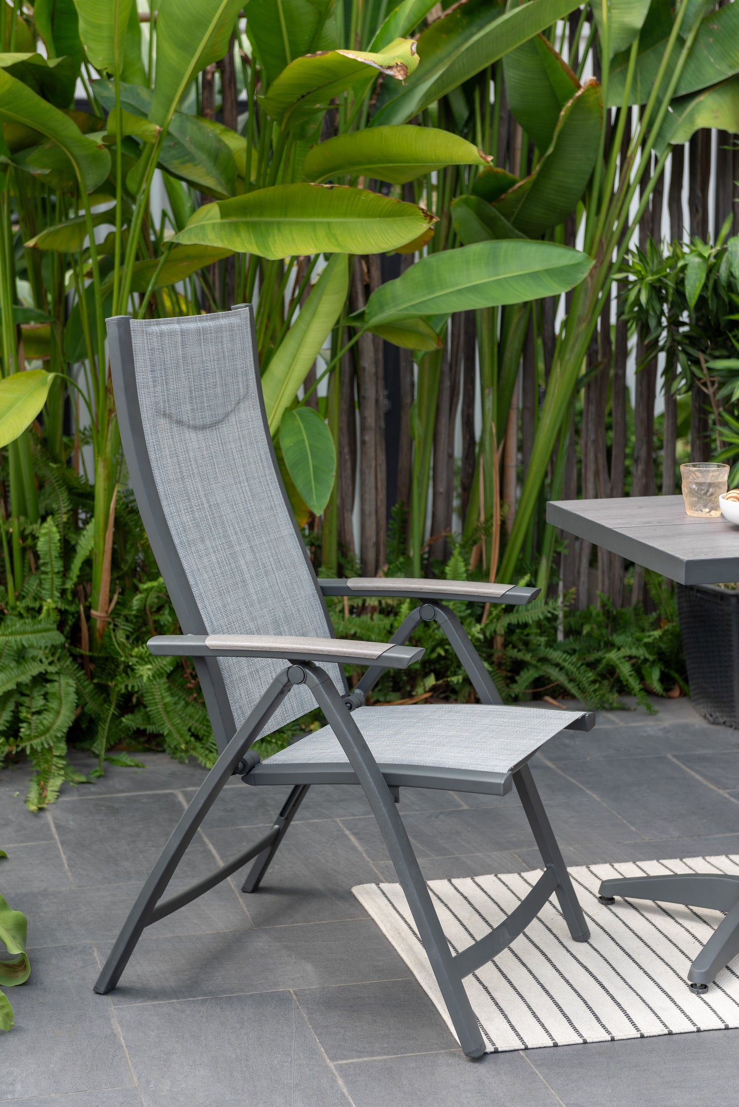 Urbanite Deluxe Dark Dining Set (6 Reclining Chair)