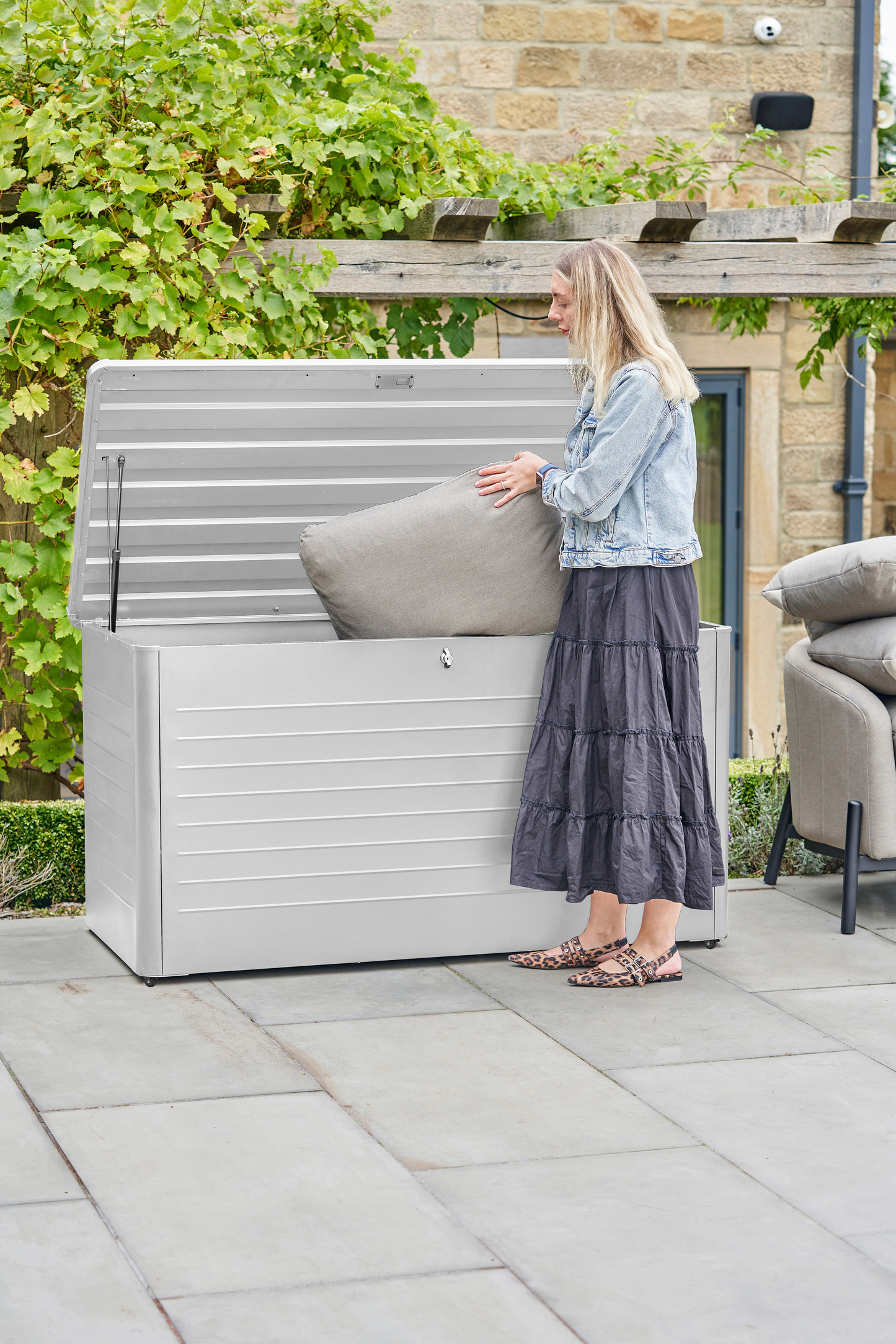 Rhode Island Steel Cushion Box - Large