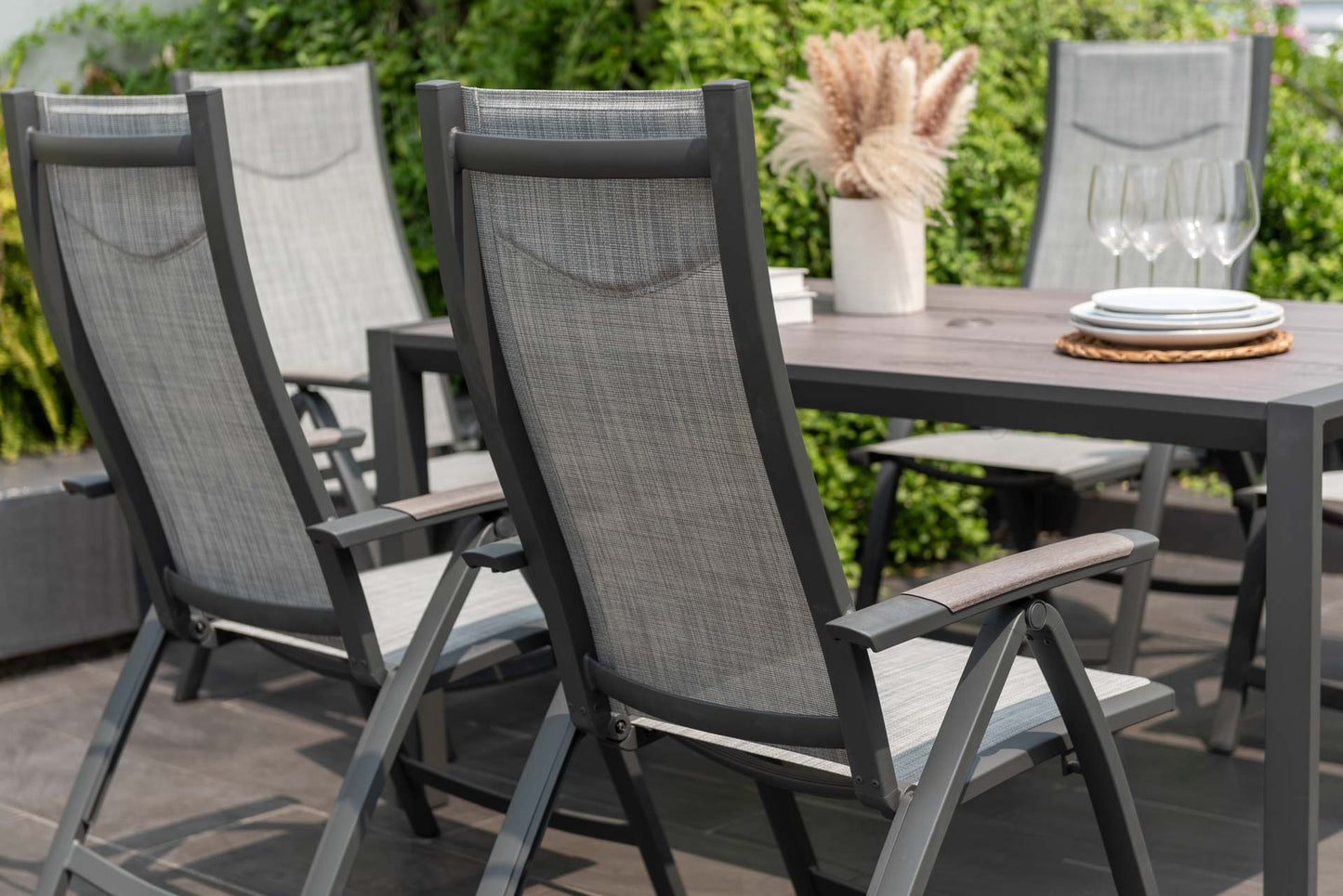 Urbanite Deluxe Dark Dining Set (6 Reclining Chair)